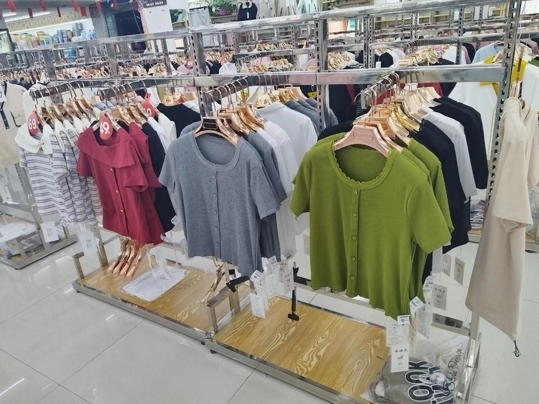 統一三樓火狐貍服裝批發城夏裝上新，鞋帽批發再掀熱潮